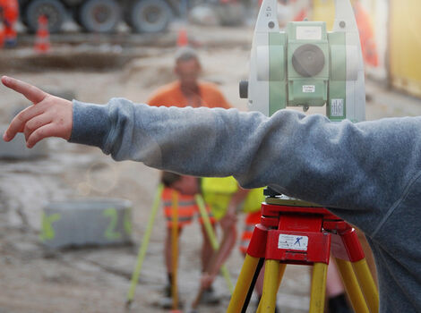 Vermesserin auf Baustelle