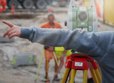 Vermesserin auf Baustelle