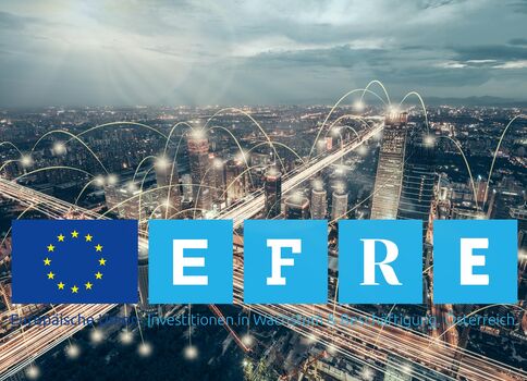 Nachtansicht einer europäischen Großstadt mit leuchtenden Lichtlinien. Vorne links eine Reihe blauer Quadrate zeigt das EU-Symbol und die Buchstaben E F R E – Hinweis auf den Europäischen Fonds für regionale Entwicklung (EFRE) und europäische Vernetzung.