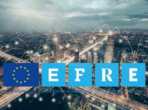 Nachtansicht einer europäischen Großstadt mit leuchtenden Lichtlinien. Vorne links eine Reihe blauer Quadrate zeigt das EU-Symbol und die Buchstaben E F R E – Hinweis auf den Europäischen Fonds für regionale Entwicklung (EFRE) und europäische Vernetzung.
