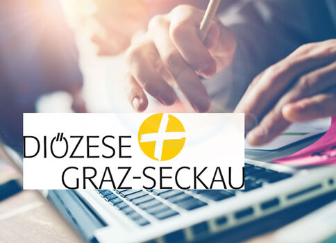 Hände tippen auf einer Laptop-Tastatur; im Vordergrund das Logo der Diözese Graz-Seckau mit schwarzem Schriftzug und einem gelben Kreis mit weißem Kreuz.
