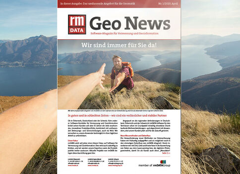 Eine Hand hält ein Geo News Magazin vor einer Berglandschaft. Auf dem Cover ist ein wandernder Mann mit Rucksack auf einem grasigen Bergkamm zu sehen, im Hintergrund See und Bergketten; die Überschrift lautet 'Wir sind immer für Sie da'.