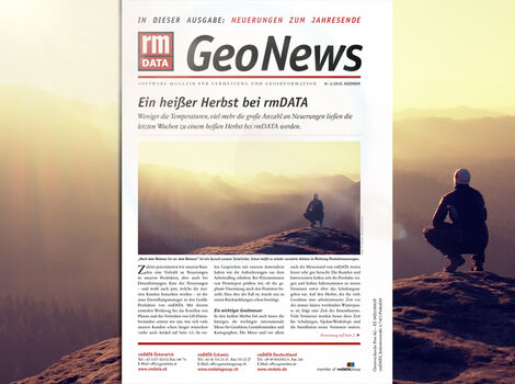 Frontseite einer Zeitung mit dem Titel GeoNews; Haupttitel „Ein heißer Herbst bei rmDATA“. Darunter ein Foto eines einsamen Wanderers auf einem Berggipfel bei Sonnenaufgang, vor einer weiten Berglandschaft.