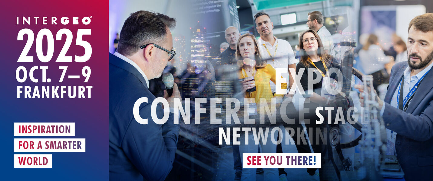 Banner zur Intergeo 2025 in Frankfurt (7.–9. Oktober). Fachleute vernetzen sich auf einer Konferenz- und Messe-Show; im Bild stehen Begriffe wie EXPO, CONFERENCE, STAGE und NETWORKING, darunter der Slogan SEE YOU THERE!