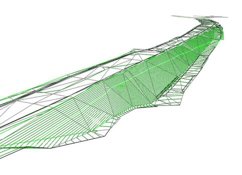 Eine lange grüne Gitterkonstruktion aus Stahlträgern, perspektivisch in die Ferne; das Gerüst besteht aus vielen Dreiecksfeldern und wirkt wie ein Brücken- oder Turmabschnitt.