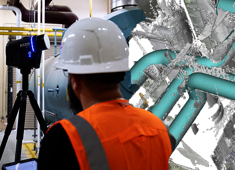 Ein Arbeiter in orange Warnweste und Schutzhelm steht in einer Industrieanlage und beobachtet ein Messgerät auf einem Stativ vor einem Netzwerk aus Rohrleitungen und Maschinen.