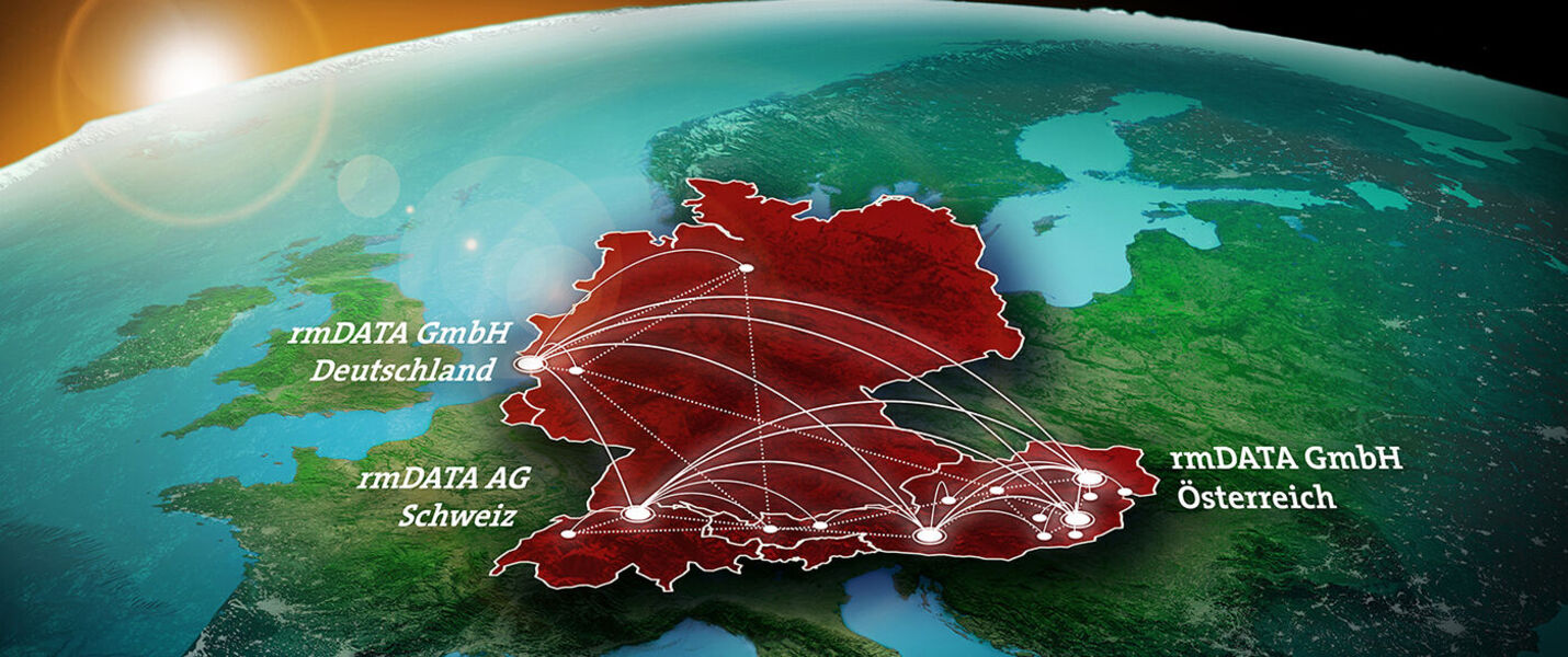 Eine dreidimensionale Erde zeigt Deutschland in Rot; weiße Linien verbinden tmDATA-Standorte in Deutschland, der Schweiz und Österreich (tmDATA GmbH Deutschland, tmDATA AG Schweiz, tmDATA GmbH Österreich).
