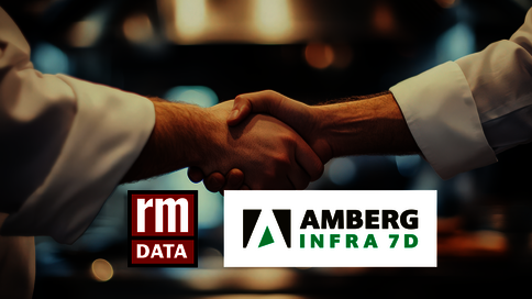 Zwei Hände schütteln sich im Hintergrund, im Vordergrund stehen die Logos von rm DATA und AMBERG INFRA 7D, die eine geschäftliche Partnerschaft signalisieren.