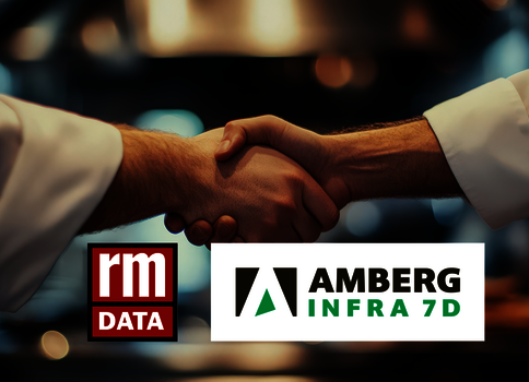 Zwei Hände schütteln sich im Hintergrund, im Vordergrund stehen die Logos von rm DATA und AMBERG INFRA 7D, die eine geschäftliche Partnerschaft signalisieren.