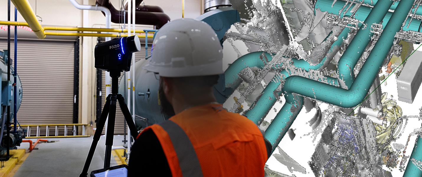 Eine Person in orangefarbener Warnweste und Schutzhelm steht vor einem Messgerät auf einem Stativ in einer Industrieanlage mit Rohren und Maschinen im Hintergrund.