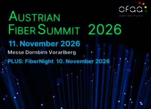 Plakat für den Austrian Fiber Summit 2026: Grüne Neonüberschrift mit Datum 11. November 2026 und Ort Messe Dornbirn Vorarlberg; Hinweis auf FiberNight am 10. November 2026; blauer Hintergrund mit leuchtenden Fasersträngen; Open Fiber Austria-Logo oben rechts.