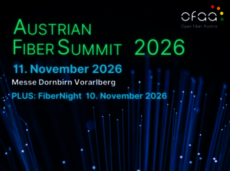 Plakat für den Austrian Fiber Summit 2026: Grüne Neonüberschrift mit Datum 11. November 2026 und Ort Messe Dornbirn Vorarlberg; Hinweis auf FiberNight am 10. November 2026; blauer Hintergrund mit leuchtenden Fasersträngen; Open Fiber Austria-Logo oben rechts.