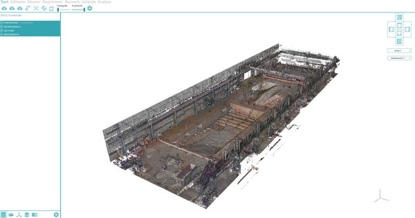 3D-Modell eines länglichen Industriegebäudes im Rohbau mit Stahlrahmen, unfertigen Innenräumen, Baugerüsten und Baustellenmaterial auf dem Boden.