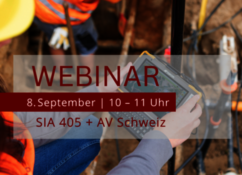 Auf einer Baustelle in Sicherheitskleidung hält eine Person ein Messgerät. Über dem Bild liegt eine halbtransparente Grafik mit dem Text "WEBINAR", darunter "8. September | 10 – 11 Uhr" und "SIA 405 + AV Schweiz".