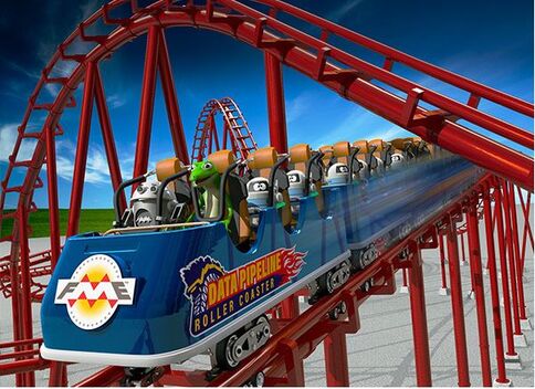 Eine blaue Achterbahn mit Fahrgästen, alle Helme tragend, rasen auf rotem Stahl durch eine Parklandschaft. Die Bahn trägt das Schild 'Data Pipeline Roller Coaster'.