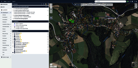Screenshot eines GIS-Programms: Satellitenansicht eines Dorfes mit Straßen, Feldern und Wald; links eine Layer-Liste mit Kontrollkästchen zur Aktivierung von Ebenen.