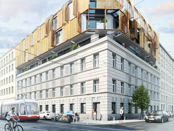 Mehrstöckiges Straßengebäude mit heller Steinfassade im unteren Teil und moderner gelb-brauner Metallverkleidung am Dachgeschoss; Straßenszene mit Straßenbahn, Auto, Fahrrad und Fußgängern; Baum am Gehweg.