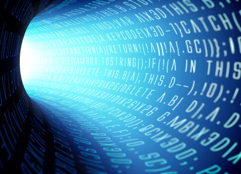 Eine leuchtend blaue Datenröhre bzw. ein Tunnel, dessen Innenwand mit Zeilen von Programmiercode bedeckt ist, die in die Ferne führen.