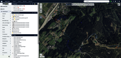Kartendarstellung einer GIS-Anwendung mit Satellitenbild eines Wald- und Flussgebiets; farbige Linien und Marker kennzeichnen Routen, links eine Panel-Layerliste mit Optionen.