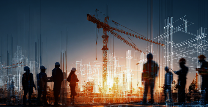 Silhouetten von Bauarbeitern und Kränen auf einer Baustelle bei Sonnenuntergang. Im Hintergrund zeichnen sich Gebäude und Gerüste ab, während warmes Orange-Blau das urbane Bauumfeld beleuchtet.