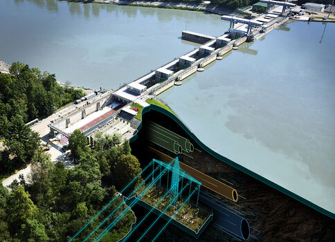 Luftaufnahme eines Fluss-Sperrwerks: Mehrere Schleusenkammern ziehen sich am Ufer entlang; ein großes, grünes Stauwehrtor dominiert, bunte Rohre liegen im Vordergrund; Wald umgibt die Anlage.