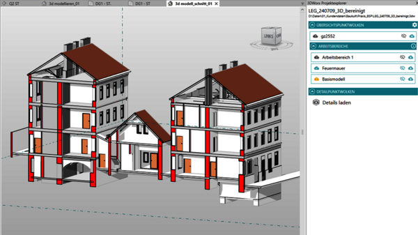 3D-Architekturmodell: Zwei mehrstöckige Gebäude mit rotem Tragwerk, braunem Dach und verbindendem Zwischenbau. Entwurf sichtbar in einer Konstruktionssoftware, mit Strukturstützen und Bauteilen.