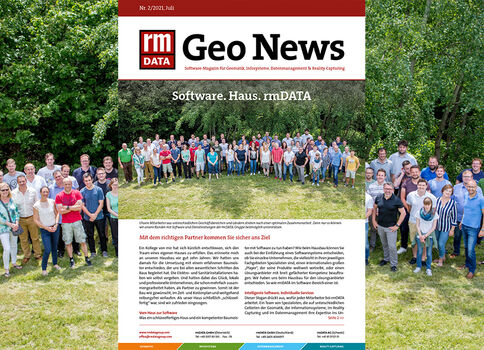 Eine große Gruppe Menschen posiert draußen auf einer Wiese vor Bäumen; es wirkt wie ein Teamfoto für eine Geo News-Ausgabe.