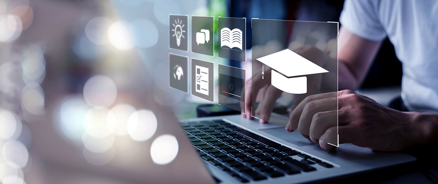 Person tippt auf einem Laptop; über der Tastatur schweben digitale Lern-Icons (Buch, Glühbirne, Globus, Chat), die Online-Lernen bzw. E-Learning darstellen.