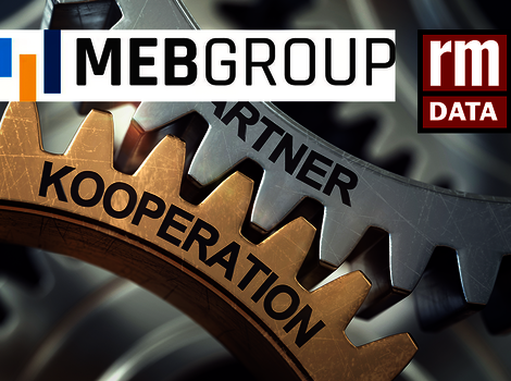 Mehrere Zahnräder zeigen Partnerschaft; auf einem Zahnrad stehen PARTNER und KOOPERATION, darüber die Logos von MEBGROUP und RM DATA.