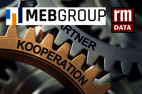 Mehrere Zahnräder zeigen Partnerschaft; auf einem Zahnrad stehen PARTNER und KOOPERATION, darüber die Logos von MEBGROUP und RM DATA.