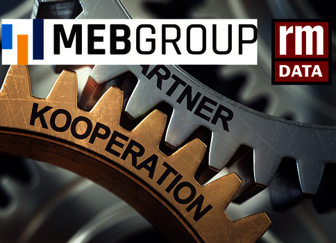 Mehrere Zahnräder zeigen Partnerschaft; auf einem Zahnrad stehen PARTNER und KOOPERATION, darüber die Logos von MEBGROUP und RM DATA.