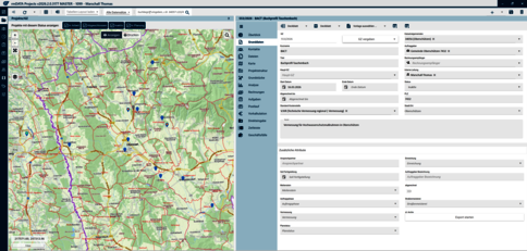 Screenshot einer GIS-Anwendung: Links eine detaillierte topografische Karte mit Routenmarkierungen; rechts ein mehrteiliges Formularpanel mit vielen Feldern zur Dateneingabe. Oberhalb sind Browser-Menüs sichtbar.