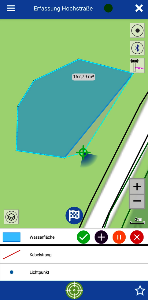 Darstellung einer Kartenansicht: Ein unregelmäßiges, blaues Polygon liegt auf hellgrünem Hintergrund; die Fläche des Polygons wird mit 167,79 m² angezeigt. Eine nahegelegene Straße verläuft rechts; Navigations- und Symbolleisten stehen am Rand, ein Kompasspunkt unten mittig.