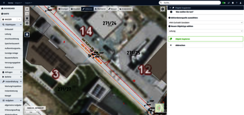 Screenshot einer GIS-Kartensoftware: Luftaufnahme eines Stadtviertels mit Gebäuden und Straßen; rote Messlinien und Nummern markieren eine Route bzw. Messpunkte; linke und rechte Seitenleisten zeigen Menüs.