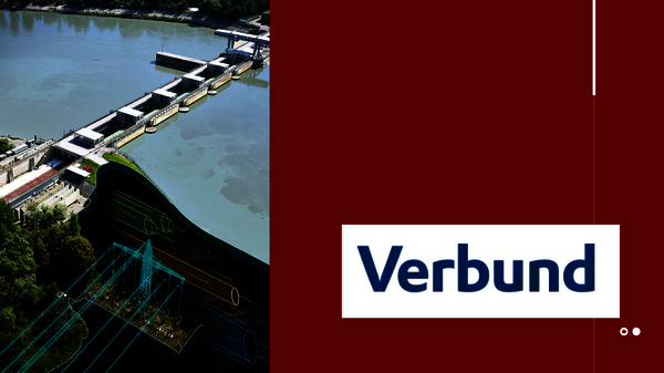 Luftaufnahme einer Küstenbucht mit Anlegern und türkisfarbenem Wasser links; rechts ein dunkelroter Hintergrund mit dem weißen Verbund-Logo.