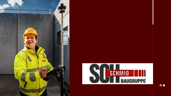 Ein Bauarbeiter in leuchtend gelber Warnkleidung und Helm bedient ein Vermessungsgerät mit Stativ vor einer Baustelle; rechts im Bild das Firmenlogo Schmidt Baugruppe.