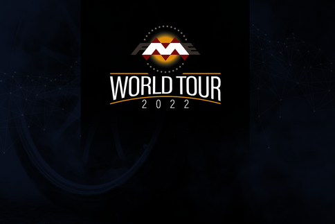 Logo der World Tour 2022: Ein stilisiertes Rundsymbol in Rot, Weiß und Gelb über dem Schriftzug World Tour 2022 vor dunklem Hintergrund.
