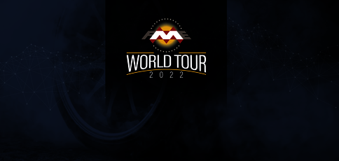Logo der World Tour 2022: Ein stilisiertes Rundsymbol in Rot, Weiß und Gelb über dem Schriftzug World Tour 2022 vor dunklem Hintergrund.