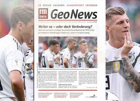 Zeitungs-Cover mit der Aufschrift „GeoNews“ und der Schlagzeile „Weiter so – oder doch Veränderung?“. Im Hintergrund stehen deutsche Fußballspieler in weißen Trikots; rechts betrachtet einer nachdenklich die Szene, die Hand am Kinn abgestützt.