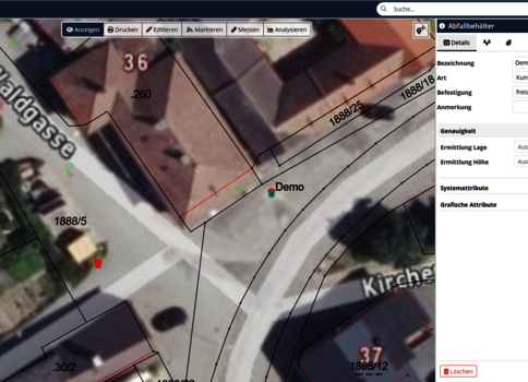 Screenshot einer GIS-Kartenansicht: Ein rotes Polygon markiert ein Gebäudefläche an einer Kreuzung neben den Straßennamen Waldgasse und Kirche; ein roter Punkt mit der Bezeichnung Demo liegt im Gebäudezentrum, umgeben von Straßenlinien und UI-Elementen.