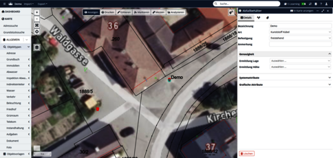 Screenshot einer GIS-Kartenansicht: Ein rotes Polygon markiert ein Gebäudefläche an einer Kreuzung neben den Straßennamen Waldgasse und Kirche; ein roter Punkt mit der Bezeichnung Demo liegt im Gebäudezentrum, umgeben von Straßenlinien und UI-Elementen.