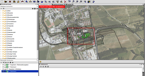 Capture d'écran d'un logiciel SIG montrant une vue aérienne d'un site urbain; une zone centrale est entourée par un grand rectangle rouge et par un sous-rectangle, avec une icône verte au cœur. À gauche, la liste des calques et des outils.