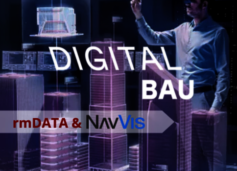 Ein Mann in Hemd bedient eine holografische Projektion digitaler Baupläne; im Hintergrund erscheinen leuchtende, dreidimensionale Gebäudemodelle, die eine digitale Bau- bzw. Konstruktionsvisualisierung darstellen.