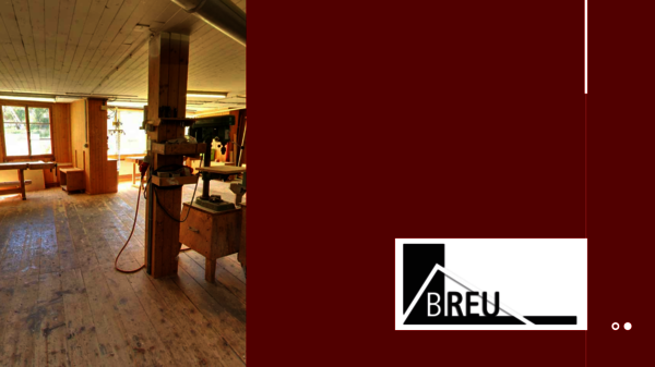 Eine helle Holzwerkstatt mit Holzböden, Werkbänken und Maschinen; Tageslicht fällt durch Fenster. Im rechten Teil befindet sich ein BREU-Logo vor dunklem Hintergrund.
