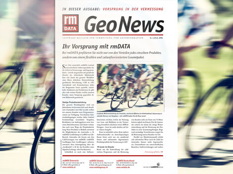 Vorderseite einer Zeitung mit GeoNews-Logo und rmDATA-Branding; darunter Textabschnitte und ein zentrales Foto von Fahrradfahrern, der Hintergrund zeigt weitere Radfahrer im Freien.
