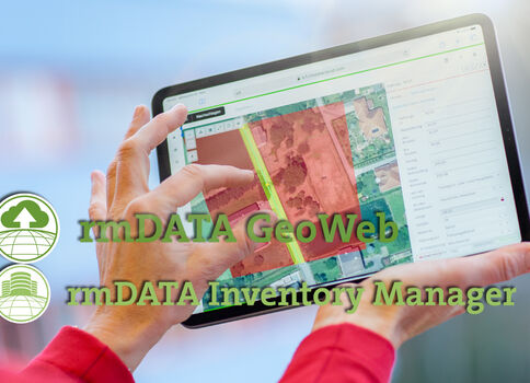 Eine Person hält ein Tablet, auf dem eine GIS-Karte mit farblich markierten Gebieten und Kartenwerkzeugen in der Seitenleiste angezeigt wird.