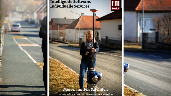 Ein Werbebanner einer IT-Firma steht vor einer Straßenszene; eine Frau hält ein Vermessungsgerät vor sich. Auf dem Banner stehen die Slogans: "Intelligente Software. Individuelle Services." und "Messen mittels Satelliten".