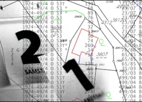 Eine technische Zeichnung oder Karte mit vielen Linien, Zahlen und farbigen Markierungen. Im Vordergrund sind große schwarze Ziffern zu sehen, die das Diagramm teilweise überdecken, während grüne Dreiecke und rote Umrisse Details der Grafik markieren.