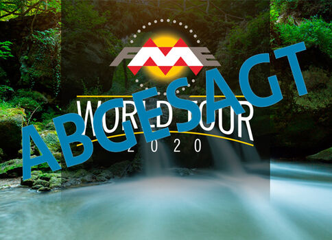 Grüner Wald mit Wasserfall; darüber ein Veranstaltungsplakat mit Logo, auf dem groß blau das Wort ABGESAGT steht und so die Absage des Events vermittelt.