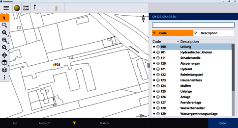 Screenshot einer GIS-Kartenansicht mit Gebäuden, Straßen und einem gelben Marker P28. Rechts eine Panelliste mit Rohrleitungs-Codes und Beschreibungen (z. B. Leitung, Hydrant, Hausanschluss). Unten befinden sich Bedienelemente der Anwendung.